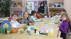 Пасхальные яйца из бусин делают в районном центре детей и молодёжи. "Герой працы" 03.04.2026 г.